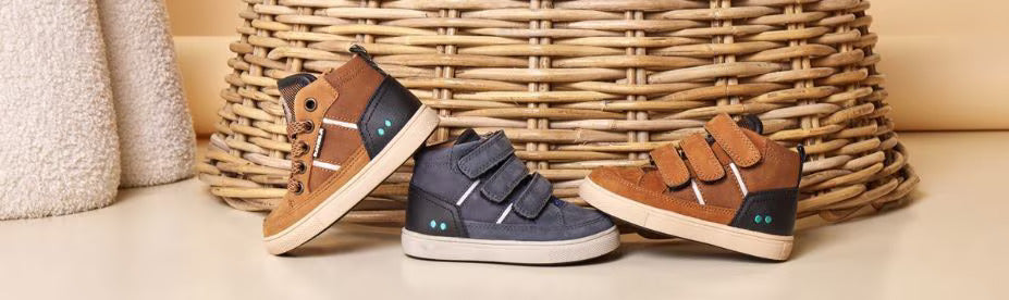 Jongenssneakers: Waarom de juiste schoenen essentieel zijn voor groeiende voeten