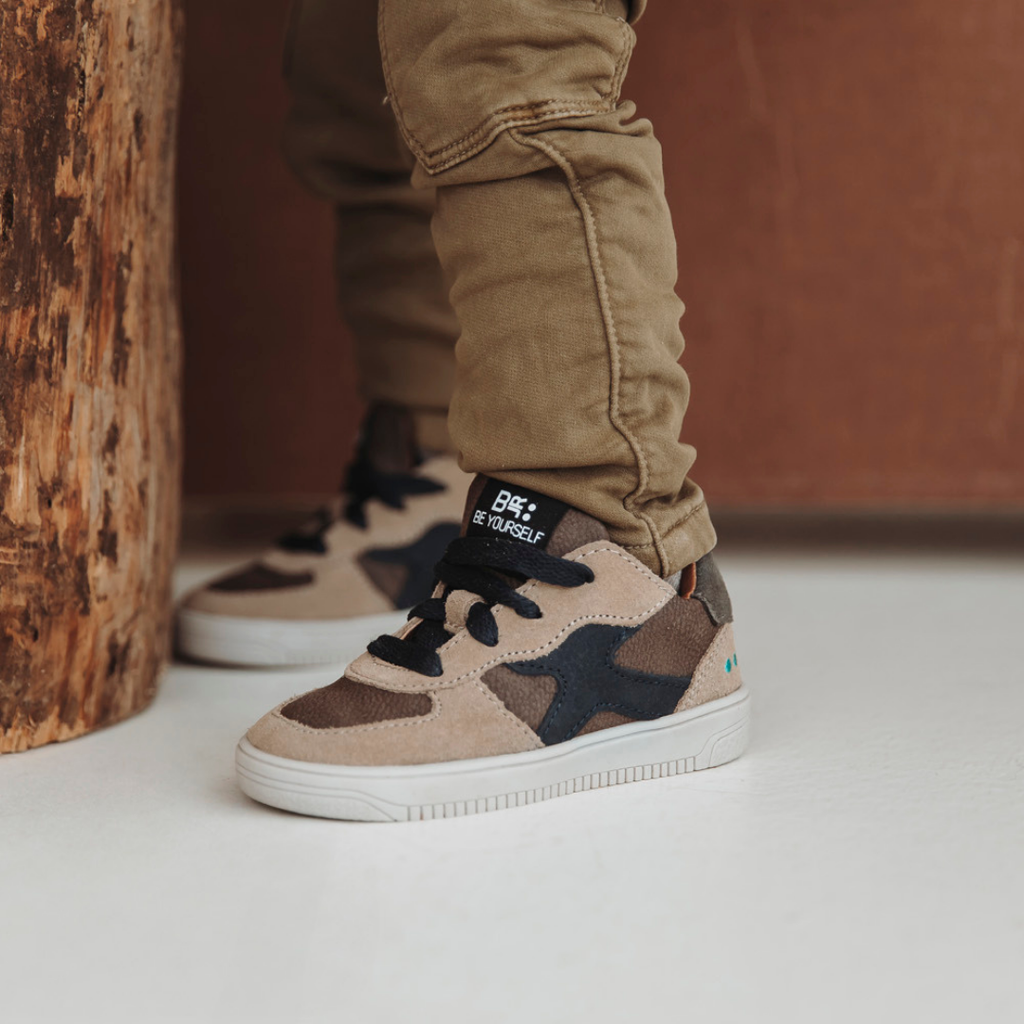 Monica Mellow Lage Sneakers Jongens Bruin